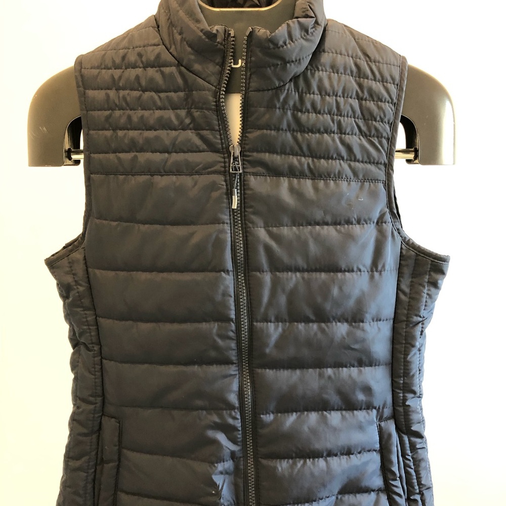 Dark navy puffy (not so puffy) vest. Size 6